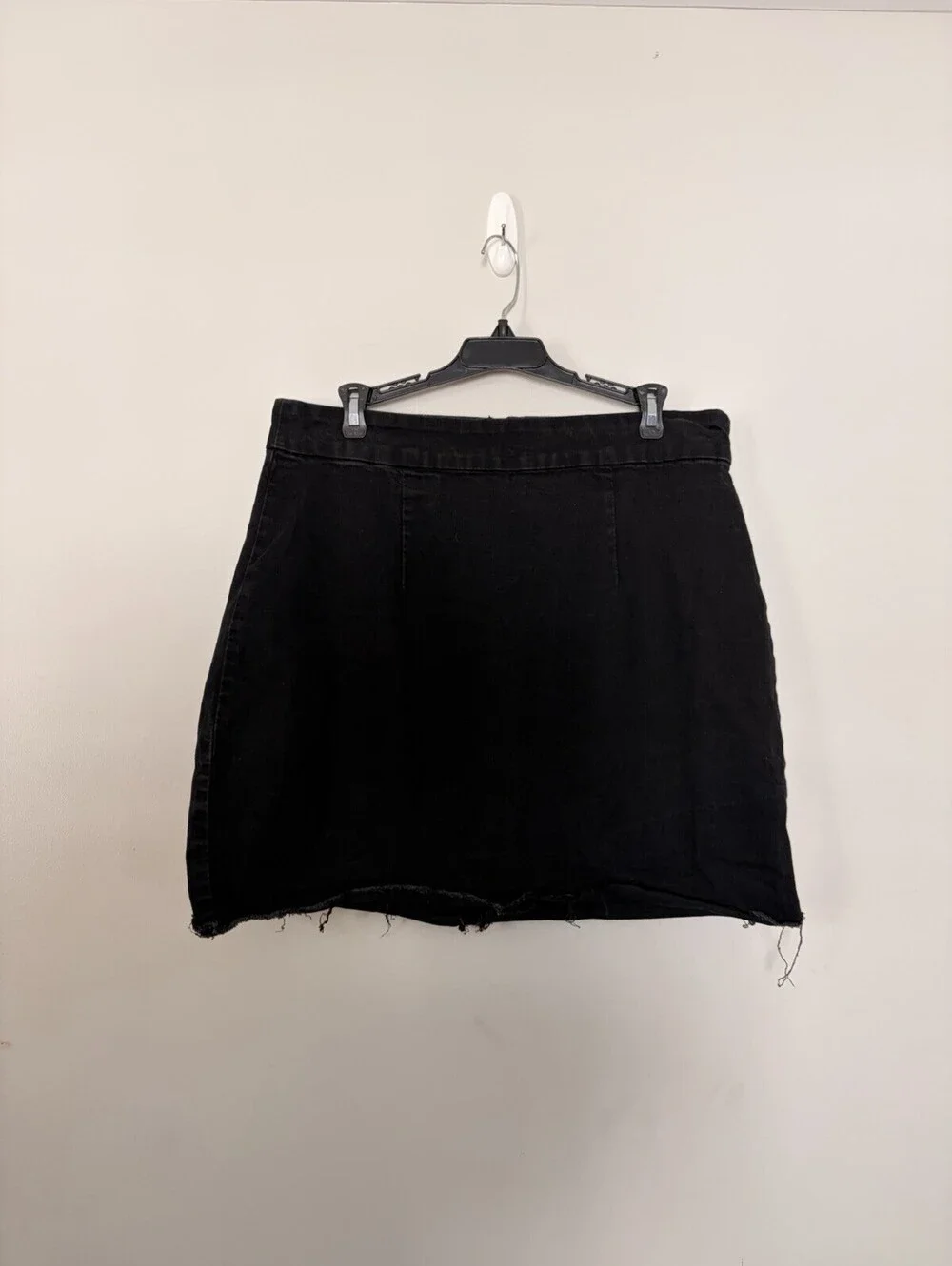 Forever 21+ 1X Women's Black Mini Skirt Stretch Denim Exposed Zipper Raw Hem